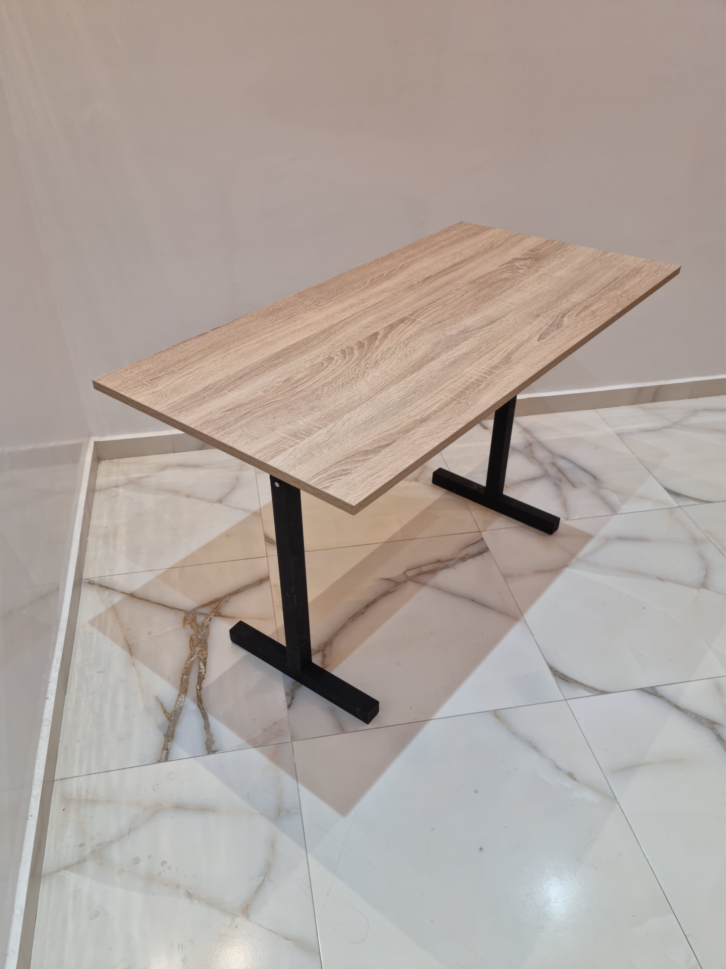 Bureau avec pieds en métal